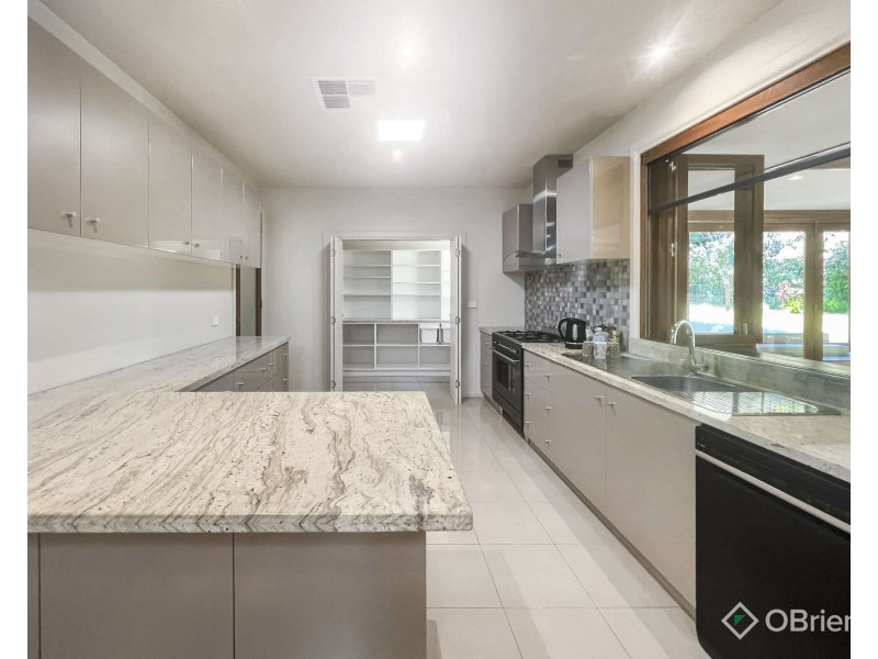 6 Robin Hood Way, Drouin VIC 3818