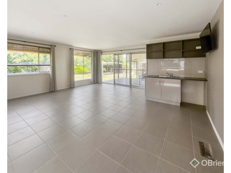 6 Robin Hood Way, Drouin VIC 3818