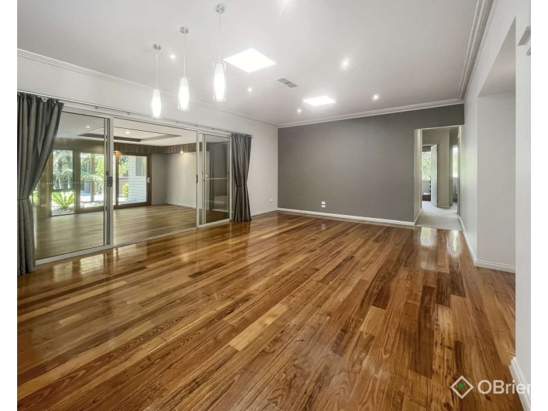 6 Robin Hood Way, Drouin VIC 3818