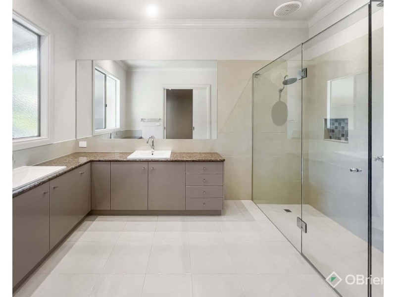 6 Robin Hood Way, Drouin VIC 3818