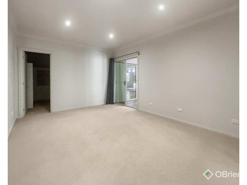 6 Robin Hood Way, Drouin VIC 3818