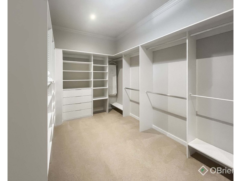 6 Robin Hood Way, Drouin VIC 3818