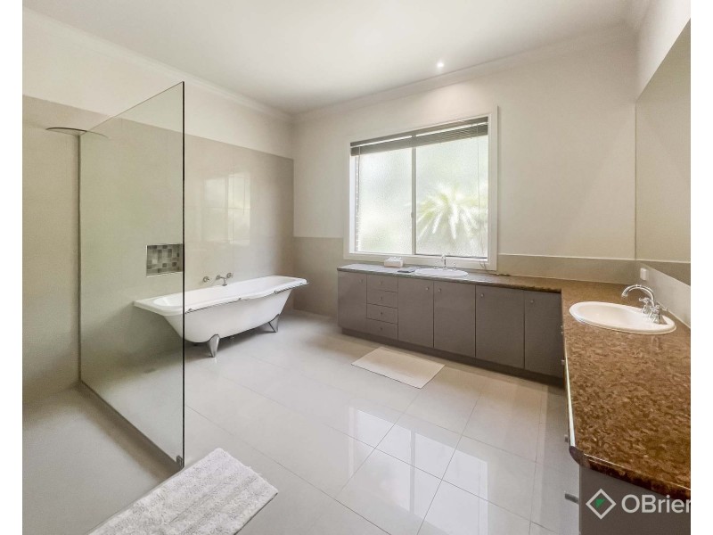 6 Robin Hood Way, Drouin VIC 3818