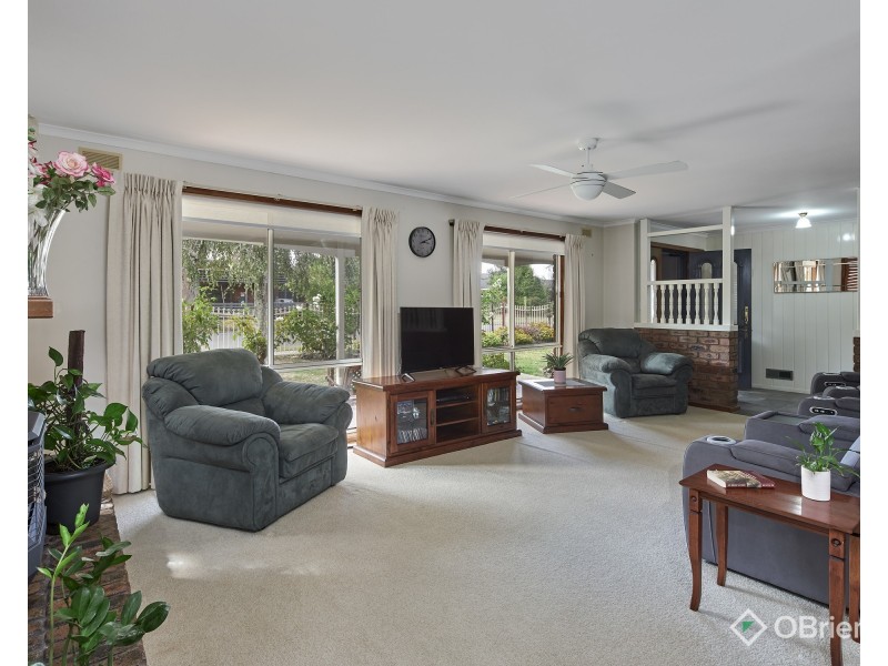 27 Johnson Avenue, Drouin VIC 3818