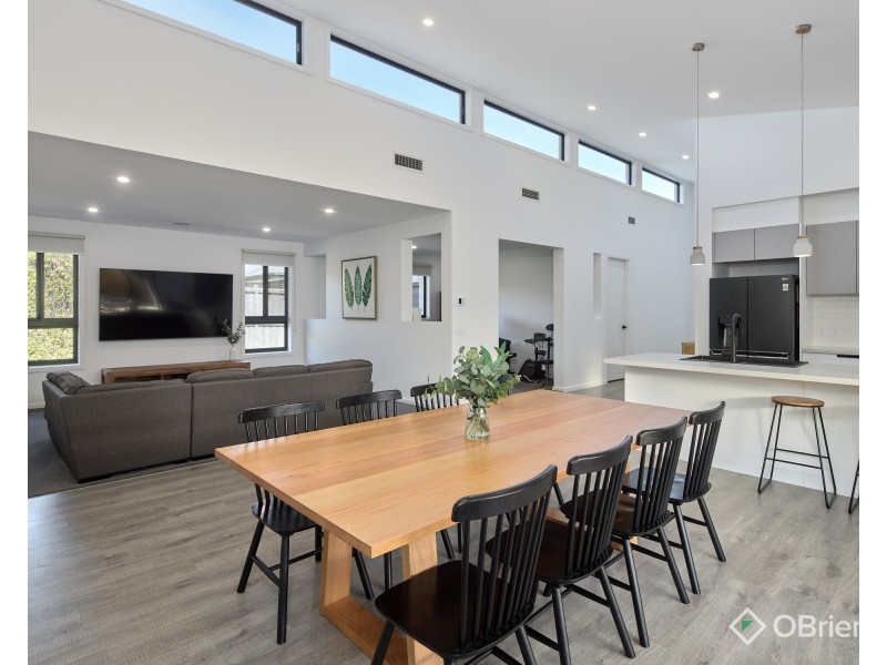 16 Coventry Drive, Warragul VIC 3820