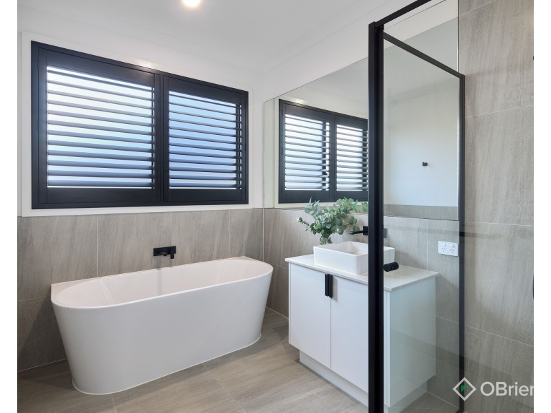 16 Coventry Drive, Warragul VIC 3820