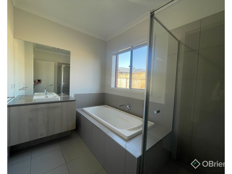 21 Peachtree Drive, Drouin VIC 3818