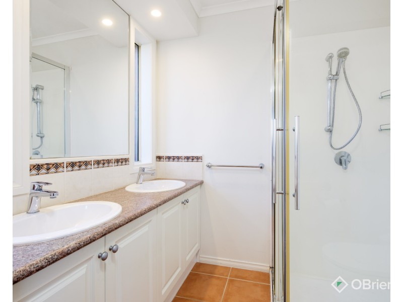 4 Hakea Court, Drouin VIC 3818