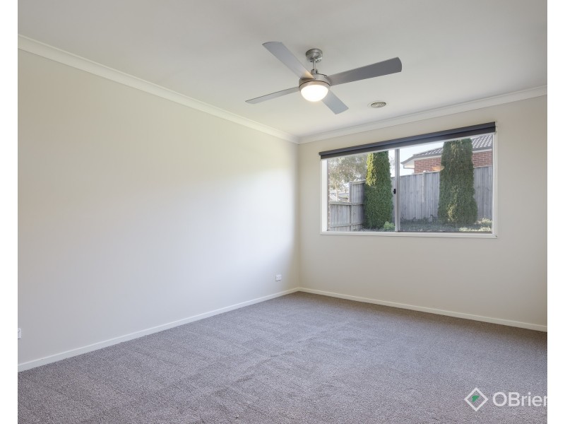 8 Tara Grove, Drouin VIC 3818