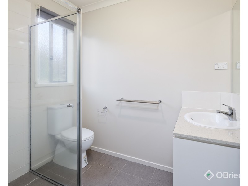 8 Tara Grove, Drouin VIC 3818