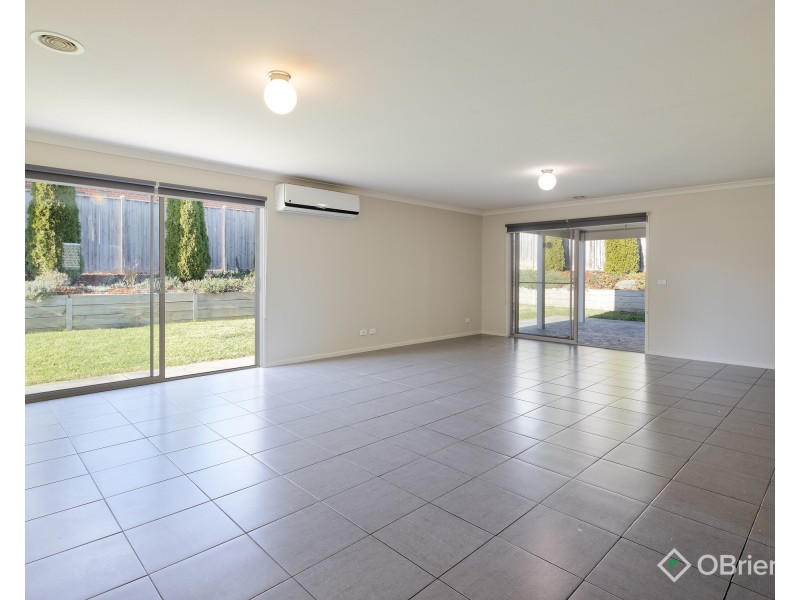 8 Tara Grove, Drouin VIC 3818