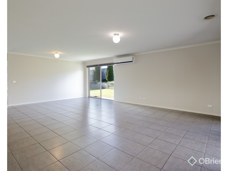 8 Tara Grove, Drouin VIC 3818