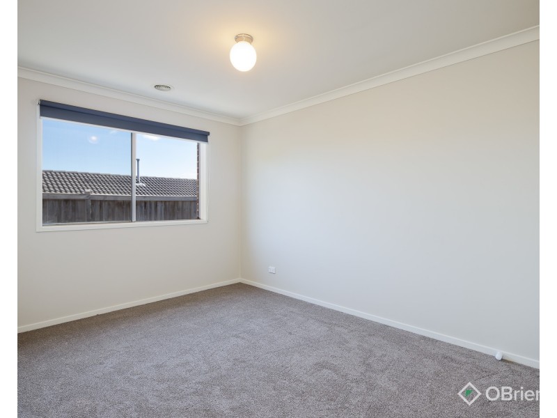 8 Tara Grove, Drouin VIC 3818