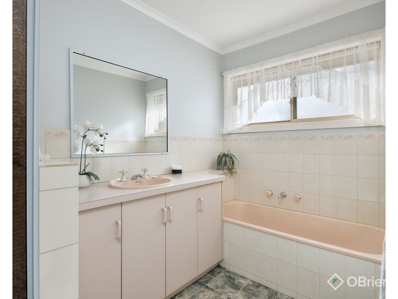 2a Balmoral Crescent, Drouin VIC 3818