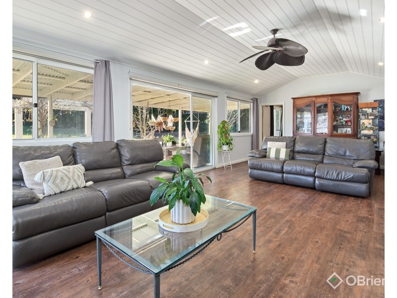 86 Kamanari Court, Drouin VIC 3818