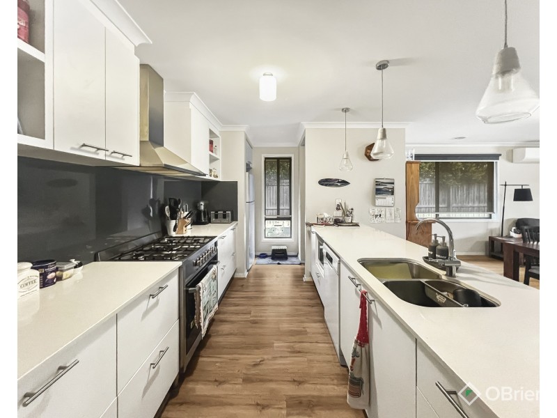 6 Byron Drive, Drouin VIC 3818