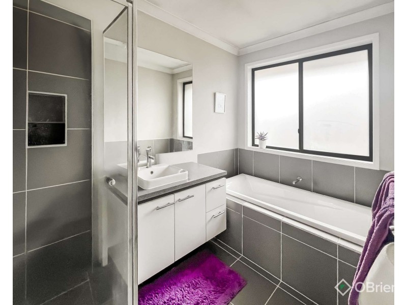 6 Byron Drive, Drouin VIC 3818