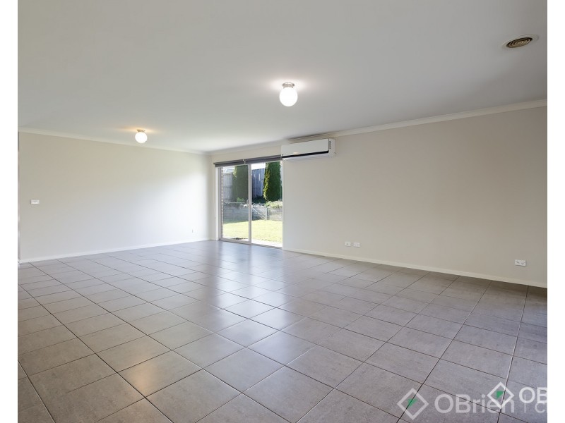 8 Tara Grove, Drouin VIC 3818