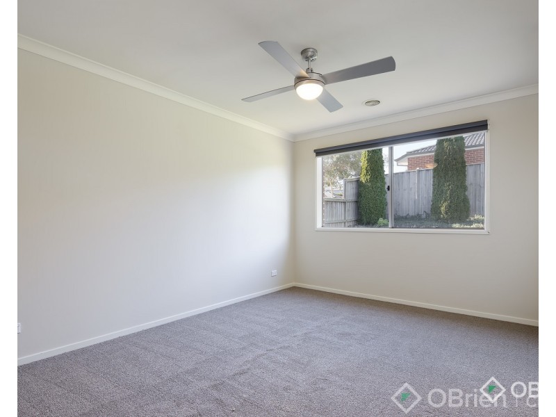 8 Tara Grove, Drouin VIC 3818