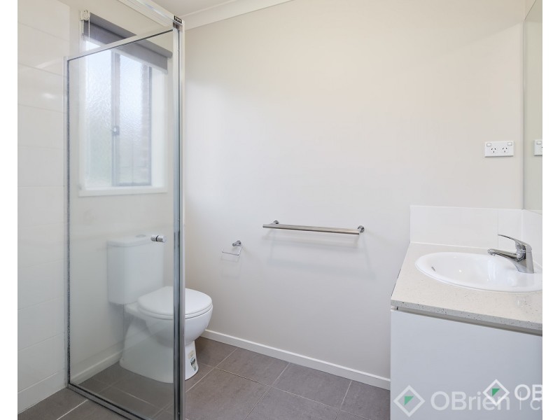 8 Tara Grove, Drouin VIC 3818