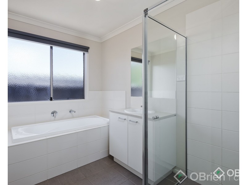 8 Tara Grove, Drouin VIC 3818