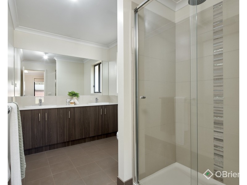 4 Waterford Court, Drouin VIC 3818