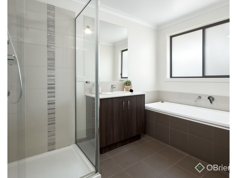 4 Waterford Court, Drouin VIC 3818