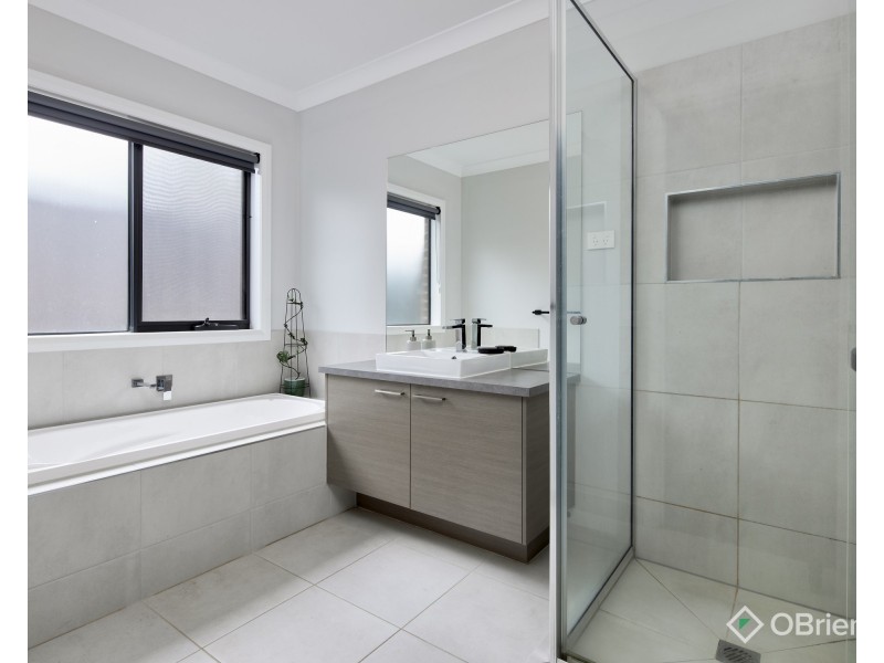 25 Wakeful Crescent, Drouin VIC 3818