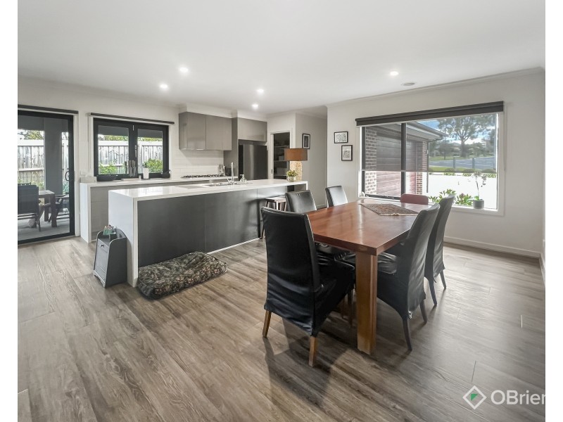 2 Saxon Road, Drouin VIC 3818