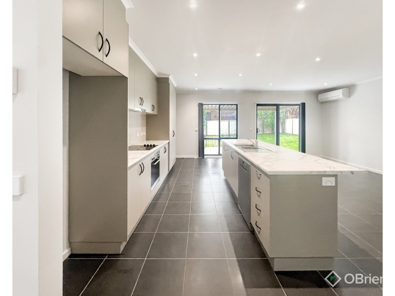 29 Valleyview Grove, Drouin VIC 3818
