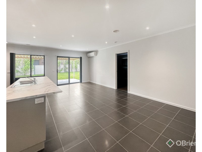 29 Valleyview Grove, Drouin VIC 3818