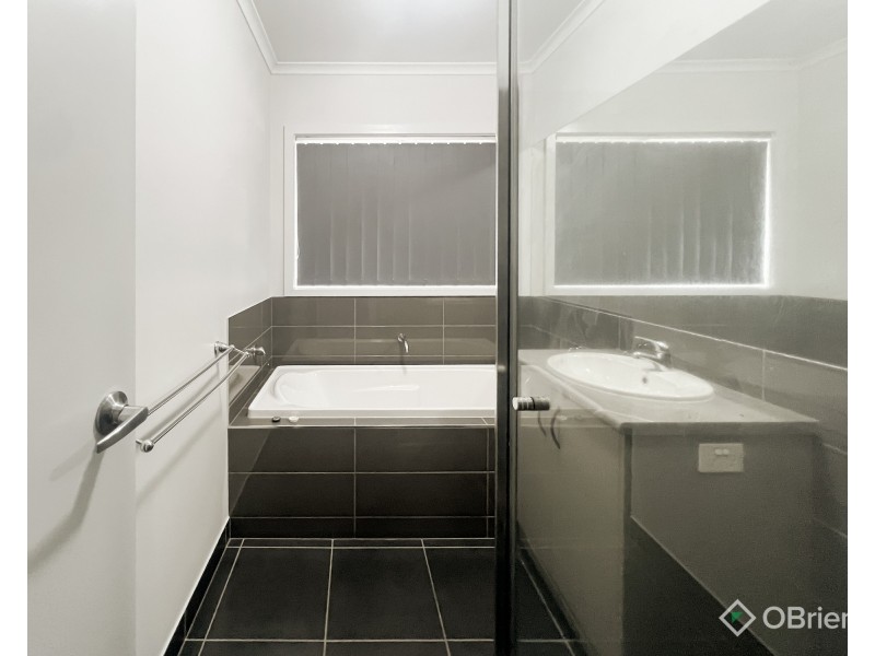 29 Valleyview Grove, Drouin VIC 3818