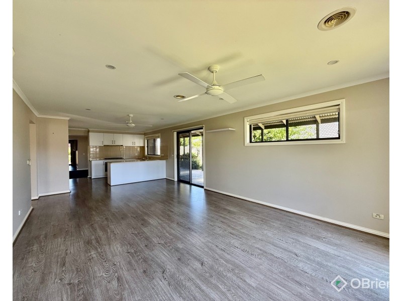 25 Buscombe Crescent, Drouin VIC 3818