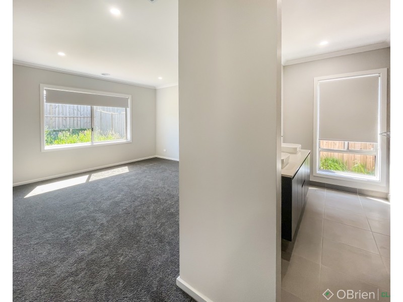 8 Meadowbrook Crescent, Warragul VIC 3820