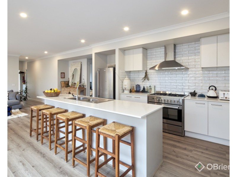12 Snows Hill Avenue, Warragul VIC 3820