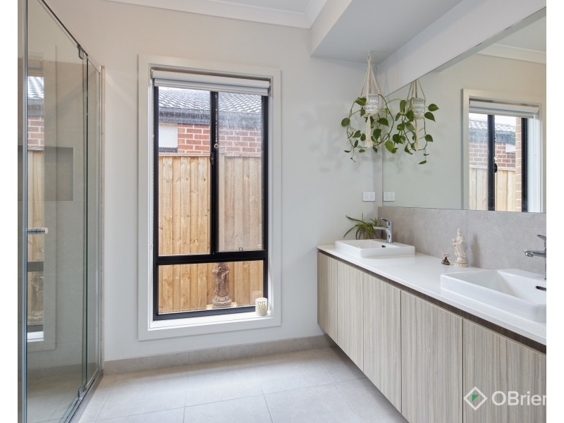 12 Snows Hill Avenue, Warragul VIC 3820
