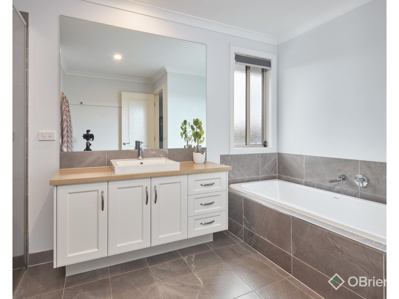 9 Finch Court, Drouin VIC 3818