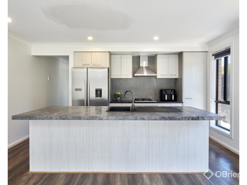 2 Palm Square, Drouin VIC 3818