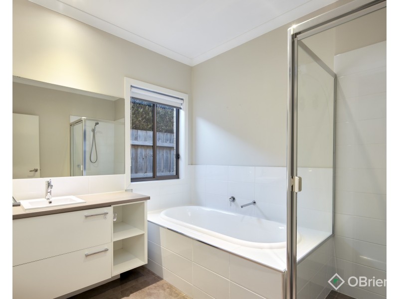 6 Charlwood Court, Drouin VIC 3818