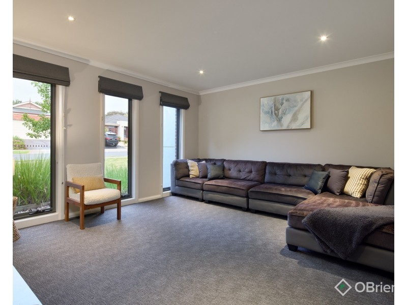 7 Sloane Square, Drouin VIC 3818