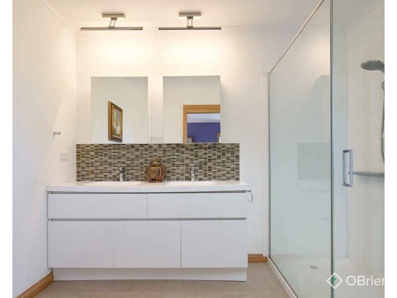 11 Greenland Drive, Drouin VIC 3818