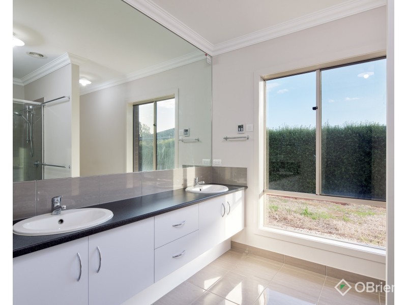 4 Billabong Close, Drouin VIC 3818