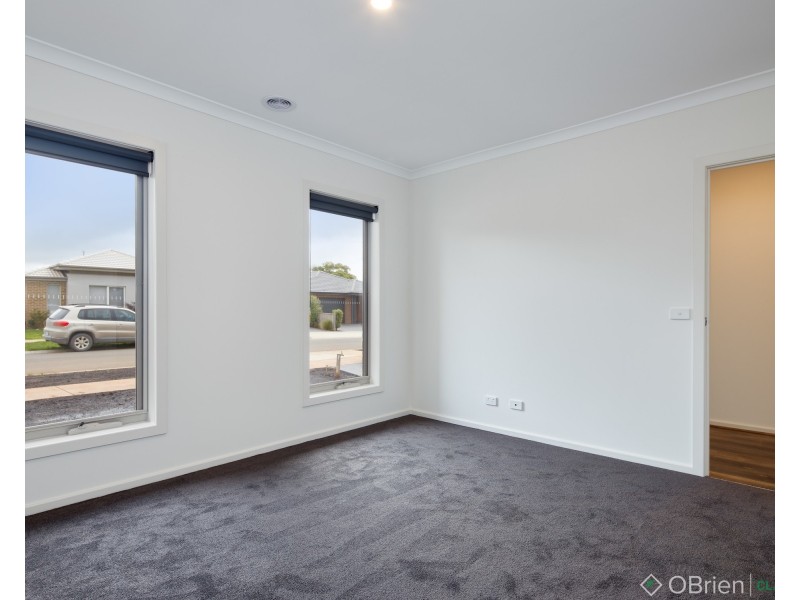 25 Byron Drive, Drouin VIC 3818