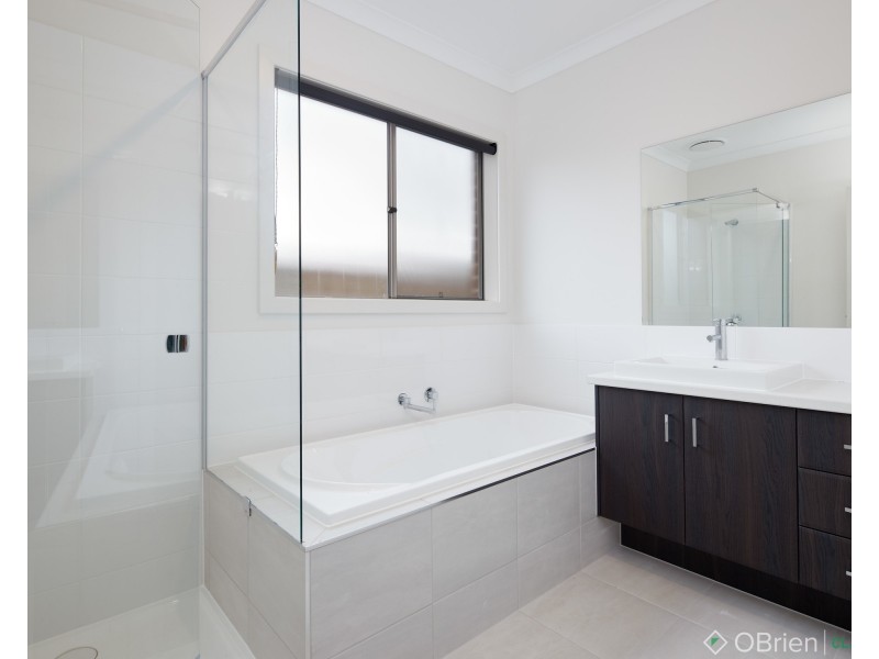 25 Byron Drive, Drouin VIC 3818