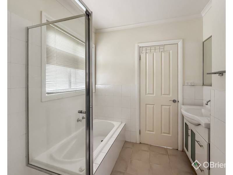 2/2 Wade Street, Drouin VIC 3818