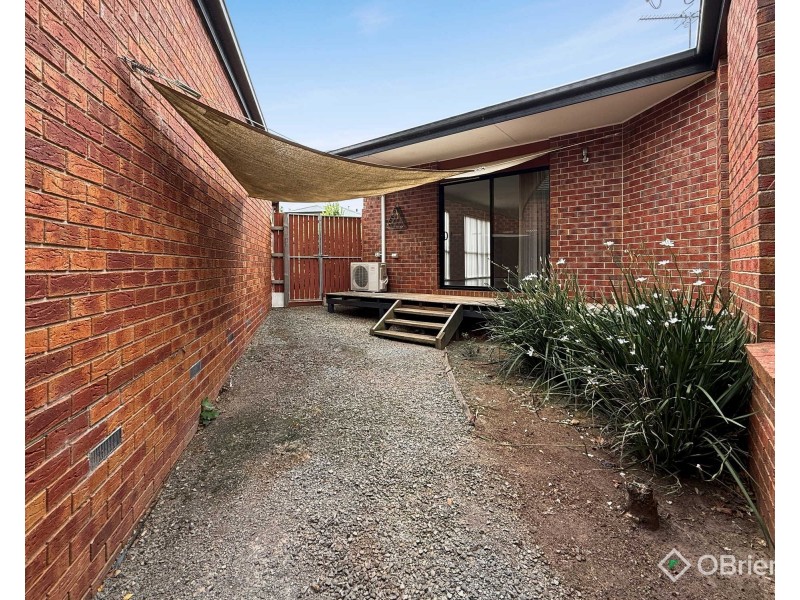 2/2 Wade Street, Drouin VIC 3818