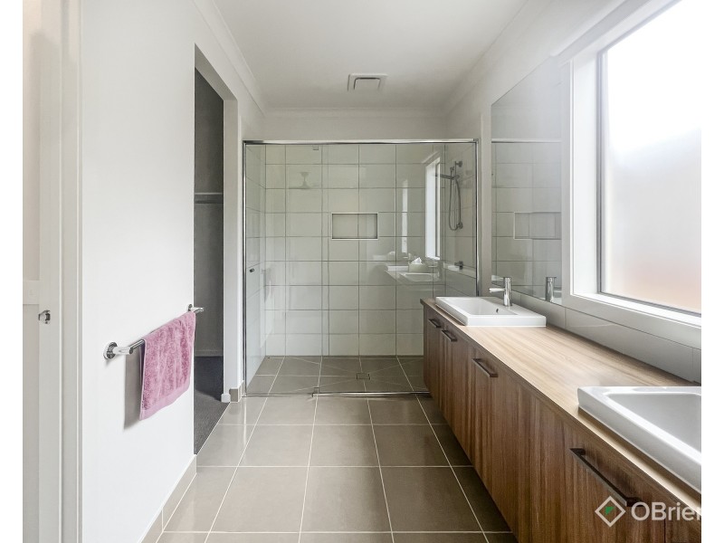 8 Royston Avenue, Warragul VIC 3820