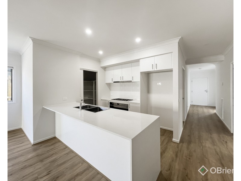 6 Snows Hill Avenue, Warragul VIC 3820