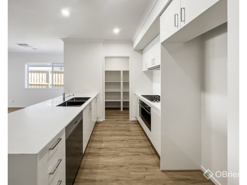 6 Snows Hill Avenue, Warragul VIC 3820