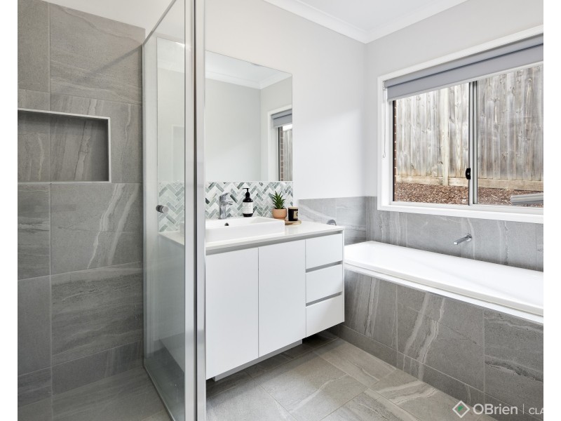 25 Jackson Drive, Drouin VIC 3818